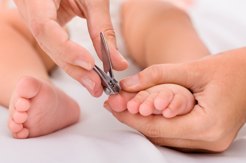 ¿Cómo se deben cortar las uñas de los pies correctamente?